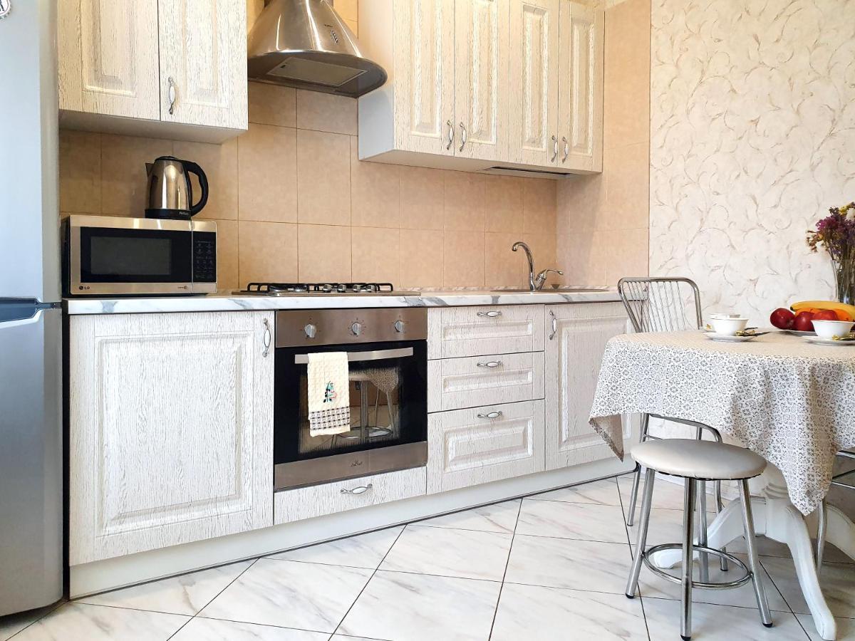 Lux Apartament Dacha Charkiv Exteriör bild