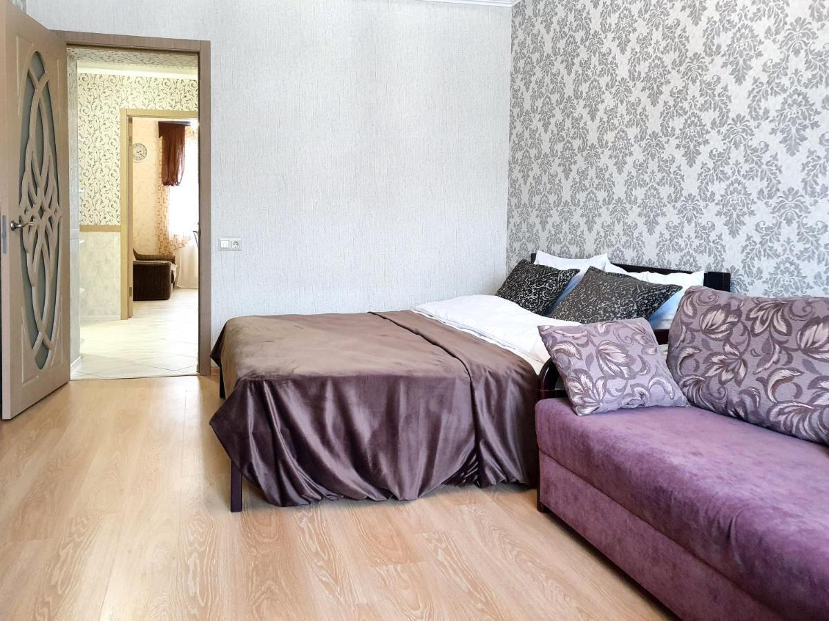 Lux Apartament Dacha Charkiv Exteriör bild